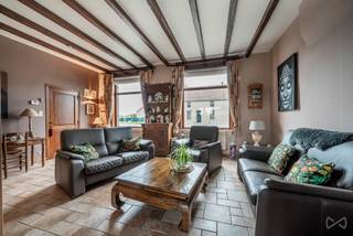 🏡 TE KOOP – Huis met 3/4 slaapkamers met tuin, garage en bouwgrond!<br /><br />Ontdek dit aangename huis van 137 m2 netto leefruimte (exclusief garage, kelder en zolder), gezond, goed onderhouden en helder, met mooie volumes en extra potentieel dankzij een deel van het land in bouwzone.<br /><br />✨ Op de begane grond:<br /><br />Inkomhal<br /><br />Lichte woonkamer van 39 m 2<br /><br />Aparte en volledig uitgeruste keuken<br /><br />Terras van 29 m2 op het zuidoosten<br /><br />Aangename omheinde tuin met zijtoegang en pergola<br /><br />Garage van 28 m2 met wasruimte en toilet<br /><br />Gezonde kelder van 25 m 2<br /><br />⁇ ️ Boven:<br /><br />Nachthal<br /><br />3 slaapkamers van 16, 14 en 12 m 2<br /><br />Groot kantoor van 19 m2 dat kan dienen als 4e slaapkamer (drukke kamer)<br /><br />Badkamer voorzien van ligbad, douche, wastafel en toilet<br /><br />Kleedgebied<br /><br />Opslagzolder<br /><br />🔧 Functies:<br /><br />Centrale verwarming op olie met Buderus-ketel<br /><br />Dubbel glas houten frame met luiken<br /><br />2 parkeerplaatsen aan de voorkant<br /><br />Zolder biedt extra opslagruimte, met een vloeroppervlak van ongeveer 88 m 2<br /><br />10 m2 bijlage<br /><br />🌳 Een echt goed: het potentieel van het land!<br /><br />Het pand heeft een perceel van circa 450 m2 gelegen in een bouwzone, die verschillende mogelijkheden biedt om te bestuderen, zoals de realisatie van een nieuwbouw of een mogelijke perceelverdeling, onder voorbehoud van de nodige stedenbouwkundige vergunningen.<br /><br />Een functioneel en goed onderhouden huis, ideaal voor een gezin dat op zoek is naar ruimte, een aangename tuin en groeipotentieel.