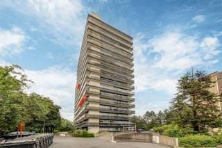 <p><span>Are you looking for a bright apartment with a magnificent panorama and all modern comforts? This exceptional corner apartment on the 7th floor at Leiebos 29 in Merksem offers you a fantastic and carefree home in a quiet private area.</span></p><p><span>The highlights:</span></p><ul><li><span>Exceptional light thanks to the unique corner location with panoramic views.</span></li><li><span>Atmospheric and warm parquet flooring in the living space.</span></li><li><span>Terrace to the entire apartment</span></li><li><span>Includes a one and a half wide garage box the very largest in the building.</span></li></ul><p><span>Layout and finishing: You enter through the entrance hall with separate toilet. Thanks to its corner location, the generous living space enjoys an abundance of natural daylight and a magnificent, far-reaching view. The attractive parquet floor makes it extra cozy here. The kitchen complements this nicely and is functionally furnished. To the rear are the two comfortable bedrooms and the neat bathroom with shower and sink. This apartment is excellently maintained and immediately ready to move in. Parking or additional storage is also an absolute luxury thanks to the exceptionally large one-and-a-half-width garage. A private cellar storage room is also included.</span></p><p><span>About the neighborhood: Het Leiebos is located in a quiet and green private area in Merksem. You live here in a quiet area, yet you are just steps away from stores, schools and public transportation. Moreover, by car you are within minutes on the Antwerp Ring Road and major approach roads.</span></p><p><span>Interested in a visit? Contact us today on 03/646.66.55 or lynn@sinjoor.be</span></p>