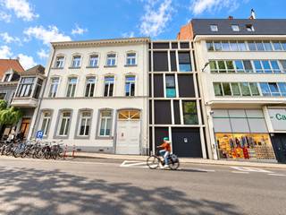 <p>Welkom in Residentie Ramberg! Deze recente luxeresidentie, gebouwd in 2015, bevindt zich langs de Naamsestraat, pal in het centrum van Leuven. Hier ontdek je deze ruime gelijkvloerse studio met een privaat terras dat uitkijkt op de grote gemeenschappelijke tuin. Een heerlijke plek om buiten te genieten, midden in de stad.<br /><br />De studio ligt langs de achterkant van het gebouw en biedt voldoende ruimte voor een gezellige leefruimte met kitchenette en een slaapgedeelte. Daarnaast is er een afzonderlijke badkamer. Het private terras en het groene uitzicht geven deze studio een bijzondere troef: een aangename buitenruimte op een centrale locatie in Leuven. In de inkomhal zijn er bovendien grote ingebouwde kasten aanwezig, dus ook aan opbergplaats geen gebrek.<br /><br />Een ondergrondse parkeerplaats met bijbehorende, ruime berging is optioneel bij aan te kopen.<br /><br />Benieuwd? Contacteer ons voor meer informatie of een bezoek via 0491 52 42 72 of tina@sophimo.be!</p>