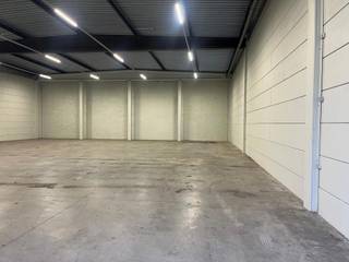<p>Moderne KMO-unit te huur van 526 m², gelegen in de industriezone Terbekehof in Wilrijk. De unit geniet een zeer strategische ligging langs de A12 (Antwerpen – Willebroek – Brussel). De E19 (Nederland – Antwerpen – Brussel) ligt op 5km van het pand. Ook de E34 is zeer goed bereikbaar en ligt op 6 km rijden.</p>
<p>De unit beschikt over 6 parkeerplaatsen en is voorbereid voor de installatie van sanitaire voorzieningen dankzij de aanwezigheid van leidingen en afvoer.</p>