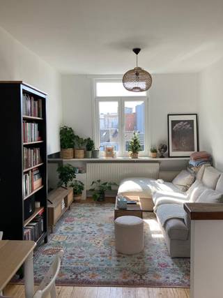 1-slaapkamerappartement met ruim zongericht terras nabij Markgravelei, Troonplaats en het Zuid. <br /><br />Dit 1-slaapkamerappartement ligt vlak bij de Markgravelei, Troonplaats en het Zuid en combineert comfort met een centrale ligging. Winkels, openbaar vervoer en belangrijke invalswegen bevinden zich in de directe omgeving.<br /><br />Het appartement bevindt zich op de derde en tevens bovenste verdieping van het gebouw, wat zorgt voor extra rust en privacy.<br /><br />De lichtrijke leefruimte biedt voldoende plaats voor een gezellige zithoek en eettafel. Aansluitend is er een uitgeruste keuken met toestellen zoals een vaatwasser en een combi-oven. <br /><br />De ruime slaapkamer biedt plaats voor een grote kast (tot ongeveer 5 meter) en een bureau. In de badkamer is er aansluiting voorzien voor een wasmachine.<br /><br />Een grote troef van het appartement is het ruime, zongerichte terras van 12 m², waar je in alle rust van de zon kan genieten. Het terras is toegankelijk via twee ingangen: zowel langs de keuken als via de badkamer.<br /><br />Daarnaast is er extra bergruimte voorzien op de tussenverdieping (tussen de 2de en 3de verdieping) van ca. 4m², evenals een kelderberging.<br /><br />Gemeenschappelijke kosten = €25/per maand (blokpolis + elektriciteit gang)<br /><br />De kleerkast en de volledige terrasinrichting (palletten, palletkussens, eettafel en stoelen, bamboe omheining en kunsthaag) kunnen overgenomen worden voor €1000.<br /><br />Beschikbaar ten laatste op 10 juli 2026. <br />Kijkdag op 12 april.<br /><br />Voor meer informatie of een bezoek kan je contact opnemen via dit e-mailadres: lange.elzenstraat5.2018@gmail.com<br /><br />Geen makelaar.