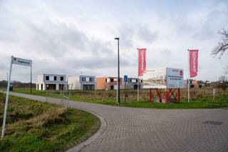 Aan Vogelsanck, een rustige en landelijk gelegen woonlocatie net buiten de dorpskern van Oostmalle biedt Danneels vier nieuwe bouwgronden te koop aan. <br /><br />Deze ruime villapercelen combineren een mooie straatbreedte met een aanzienlijke diepte, waardoor je hier volop kan genieten van een ruime, perfect zuidwest georiënteerde woning met ruime tuin. <br /><br />De percelen worden te koop aangeboden zonder bouwverplichting. Je kiest dus helemaal vrij met welke bouwpartner(s) je samenwerkt en wanneer je hier gaat bouwen.<br /><br />Hier woon je rustig in een landelijke omgeving maar zonder in te boeten aan bereikbaarheid. Je vindt alle nodige voorzieningen in de nabijheid en hebt een vlotte aansluiting naar de E19 en E34.