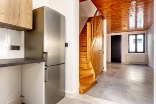 Met veel plezier presenteren wij deze charmante woning, rustig gelegen in het hart van bruisend Leuven. Hier geniet u van de ideale combinatie tussen stadsleven en rust, met winkels, ontspanningsmogelijkheden en openbaar vervoer binnen handbereik. Het station van Leuven bevindt zich op wandel- en fietsafstand, wat zorgt voor een vlotte mobiliteit. Deze karaktervolle woning biedt op het gelijkvloers een sfeervolle eet- en leefruimte, aansluitend op een volledig vernieuwde en geïnstalleerde keuken. De badkamer is uitgerust met een ligbad en toilet. Een extra troef is de lichte binnenplaats, een perfecte plek om te ontspannen. Daarnaast is er een handige bergkelder voor extra opslagruimte. Op de eerste verdieping bevindt zich een ruime slaapkamer, die naar wens kan worden ingedeeld. Kortom, deze goed onderhouden woning is ideaal voor individuen of koppels die op zoek zijn naar een gezellige thuis in een rustige buurt, met alle faciliteiten binnen handbereik. Deze charmante woning wordt aangeboden voor €1050/maand en is beschikbaar vanaf 6 januari. Nutsvoorzieningen zijn op eigen naam af te sluiten. Interesse? Neem snel contact met ons op via info@homies.be of bel naar 016 15 37 11.