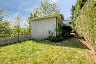 <p>Charmante maison mitoyenne offrant un potentiel exceptionnel, située à un emplacement stratégique à Eppegem !</p><p>Vous recherchez une maison familiale spacieuse que vous pourrez aménager entièrement selon vos goûts ? Alors cette maison lumineuse, d'une surface habitable de pas moins de 199 m², vaut absolument le détour. Construite en 1961 et entièrement bétonnée, cette maison offre une base particulièrement solide pour ceux qui apprécient l'espace, la lumière et les possibilités.</p><p></p><p>Prix indicatif : 387 000 €</p><p>Disponibilité : dès l'acte </p><p></p><p>Le hall d'entrée spacieux vous mène à un espace de vie ouvert qui procure une agréable sensation de convivialité. Les élégantes dalles de verre entre le hall d'entrée et la salle à manger assurent un apport maximal de lumière, tandis que la cheminée forme une séparation naturelle entre le salon et la salle à manger. Il en résulte une expérience de vie ouverte et aérée, avec des coins de vie séparés et chaleureux.</p><p></p><p>À l'étage se trouvent 2 chambres à coucher à part entière, un bureau/dressing (pouvant servir de 3e chambre) et une salle de bains avec douche. Le grenier entièrement bétonné offre en outre la possibilité de créer 2 chambres supplémentaires.</p><p></p><p>L'impressionnante cave sèche de 52 m², dont 33,7 m² de vide sanitaire, constitue un atout indéniable. Elle est idéale comme espace de rangement, de loisirs ou de travail. De plus, la maison dispose d'un garage/atelier d'environ 50 m², parfait pour les indépendants, les amateurs de bricolage ou ceux qui recherchent un espace de rangement supplémentaire.</p><p>La maison bénéficie d'une excellente accessibilité avec un Mobiscore de 7,3/10, à proximité des commerces, des écoles et des transports en commun. Le s</p>