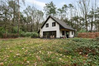Deze woning is gelegen in een rustig woongebied met bosrijk karakter en bevindt zich vlak bij de verharde weg. Het perceel heeft een ruime...