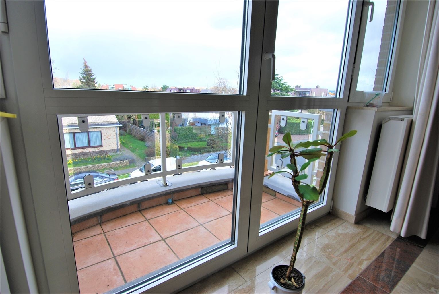 Ruim appartement met 2 slaapkamers, 2 terrasjes en ondergrondse autostaanplaats - foto 4