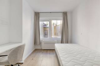 <p>**Luxueus studeren in hartje leuven**<br /><br />In de Ravenstraat bevindt zich deze volledig gerenoveerde residentie, gelegen pal in het centrum van Leuven. Op slechts een steenworp van het Ladeuzeplein en op wandelafstand van het station en de Bondgenotenlaan geniet je hier van een uiterst centrale ligging.<br /><br />De residentie omvat 15 studentenkamers, waarvan 14 met gedeelde sanitaire voorzieningen en één kamer met een volledig privatieve badkamer, aangevuld met een éénslaapkamerappartement. Alle units worden volledig bemeubeld aangeboden en zijn uitgerust met een eigen ontbijthoek.<br /><br />Daarnaast beschikt het gebouw over een gemeenschappelijke keuken die volledig is ingericht, zodat studenten naar wens kunnen koken. Er is eveneens een afvallokaal voorzien. Op elk verdiep is er een toilet voorzien die de studenten kunnen delen. Het pand wordt opgeleverd in april 2026 en zal afgewerkt zijn met kwalitatieve materialen en een hoogwaardige afwerking.<br /><br />Interesse in een bezoek ter plaatse? Met plezier! Contacteer onze Expert Investeringsvastgoed Jacky: 0495 53 46 49 of jacky@connect-immo.be<br /><br />EPB Startverklaring</p>