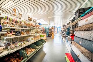 Teruggelegen aan de Rue Provinciale beschikt dit commercieel gelijkvloers over een goede zichtbaarheid vanaf de hoofdas, in een rustige omgeving...