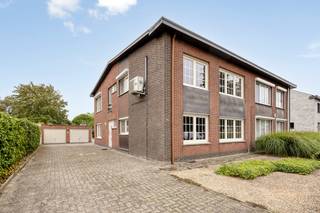 Deze half open bebouwing met 2 appartementen is ideaal om te gebruiken als kangoeroewoning of tweewoonst en bestaat uit: grote oprit, 2 garageboxen en gemeenschappelijke inkom. Het gelijkvloers appartement bestaat uit een inkomhal, L-vormige living, keuken, badkamer en 2 slaapkamers. <br />Op de eerste verdieping is er eveneens een appartement ingedeeld als volgt: inkomhal, L-vormige living, keuken, badkamer en 2 slaapkamers.<br />Achter de dubbele garagebox is er nog een grote ruimte die kan dienen als thuiskantoor, hobbyruimte, kantoor, enz...