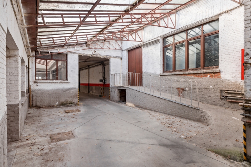 Zéér gunstig gelegen magazijn 1.015m² met kantoorruimte 428m² , geschikt voor opslag, productie of autostaanplaatsen (20) - foto 5