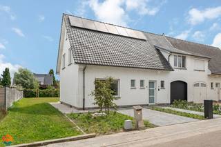 Op een uitstekende locatie te Sint-Katelijne-Waver bevindt zich deze recent gerenoveerde woning met 4 slaapkamers en tuin. U bevindt zich hier op...
