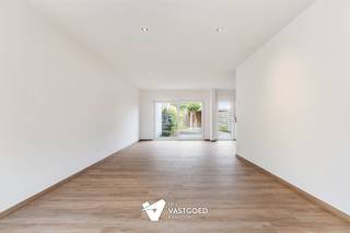 <p><span>Kwalitatief gerenoveerde woning vlakbij centrum</span></p><p><span> </span></p><p><span>Belangrijkste troeven:</span></p><p><span>- Centrale ligging op wandelafstand van centrum</span></p><p><span>- Volledig kwalitatief gerenoveerd</span></p><p><span>- Voorzien van warmtepomp met vloerverwarming, zonnepanelen...</span></p><p><span>- Praktische indeling met mooie ruimtes</span></p><p><span>- 3 volwaardige slaapkamers</span></p><p><span>- Knappe badkamer</span></p><p><span>- Vaste trap naar zolder voor extra mogelijkheden</span></p><p><span>- Ruime tuin met aangelegd terras</span></p><p><span> </span></p><p><span>Bekijk zeker ook de 3D virtuele rondleiding en de grondplannen met de afmetingen. Zo krijgt u van thuis uit al een perfect beeld van wat deze woning te bieden heeft!</span></p><p><span>Wenst u meer info of een vrijblijvende bezichtiging, contacteer dan ons kantoor op het nummer 014 39 99 99 en wij helpen u graag verder.</span></p>