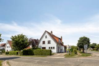 <p>In de gegeerde wijk Nieuwenbos in Groot-Bijgaarden bevindt zich deze charmante open bebouwing op een perceel van 8are. De woning combineert ruimte, licht en comfort en vormt de ideale thuis voor gezinnen die op zoek zijn naar een rustige woonomgeving met een uitstekende bereikbaarheid.</p><p></p><p>Via de inkomhal met vestiaire en gastentoilet betreedt u de lichtrijke leefruimte met open haard en volledig geïnstalleerde open keuken. Op het gelijkvloers bevindt zich daarnaast een extra kamer die perfect kan dienen als bureau of slaapkamer, evenals een praktische wasberging. Vanuit de woonkamer en keuken heeft u rechtstreeks toegang tot de zonnige tuin, waar een ruim terras uitnodigt om volop van het buitenleven te genieten. Achteraan het perceel bevindt zich bovendien een grote garage die tal van mogelijkheden biedt als parkeerplaats, opslagruimte of hobbyruimte.</p><p></p><p>Op de eerste verdieping bevinden zich twee ruime slaapkamers, een badkamer met ligbad, een aparte douchekamer en een afzonderlijk toilet. De tweede verdieping telt nog twee bijkomende slaapkamers, waardoor deze woning over voldoende ruimte beschikt voor een groot gezin of voor wie extra kamers wenst in te richten als bureau, hobbyruimte of logeerkamer.</p><p>Tot slot beschikt de woning over een kelder, verdeeld in twee compartimenten, ideaal als extra bergruimte.</p><p></p><p>Dankzij haar ruime indeling, aangename tuin en gunstige ligging nabij scholen, winkels, openbaar vervoer en belangrijke invalswegen, biedt deze woning een unieke opportuniteit in één van de meest gegeerde woonwijken van Groot-Bijgaarden.</p>