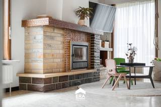 <p>Te koop: open bebouwing in Adegem, met prachtig zicht op de velden en een ruime tuin.</p>
<p>Deze woning ligt in een rustige, groene omgeving met vrij uitzicht. Dankzij de open bebouwing geniet u van veel privacy en lichtinval. De aparte garage biedt extra opslagruimte. De ligging combineert landelijk wonen met vlotte verbindingen naar het centrum en omliggende gemeenten.</p>
<p>Belangrijkste ruimtes:<br />• Woonkamer met veel lichtinval<br />• Keuken met directe verbinding naar de leefruimte<br />• Drie slaapkamers, ideaal voor gezin of hobbyruimte<br />• Veranda met uitzicht op de tuin<br />• Garage met aansluiting voor wasmachine en droogkast, plus verwarmingsketel<br />• Zolder bereikbaar via vlizotrap<br />• Tuin van 676 m², perfect voor buitenactiviteiten</p>
<p>Troeven:<br />• Open bebouwing met vrij zicht op de velden<br />• Aparte garage</p>
<p>Neem vandaag nog contact op met uw ERA-makelaar voor een bezoek. JOUW DROOMHUIS. ZO GEVONDEN!</p>
