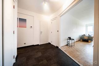 <p>We Invest Luik en Lucas bieden u dit mooie appartement te koop aan, gelegen op de 5de verdieping van een gunstig gelegen gebouw, vlakbij alle voorzieningen en op slechts enkele minuten van Place Saint-Lambert.</p>
<p>Met een oppervlakte van 91 m² volgens het EPC-certificaat zal dit pand u bekoren door zijn mooie lichtinval dankzij de hoge ligging en door zijn uitstekende algemene staat. Het appartement werd enkele jaren geleden opgefrist en er zijn geen werken nodig. De elektrische installatie is conform en het pand beschikt over een EPC-score C.</p>
<p>Het appartement bestaat uit een ruime woonkamer van 24 m², een volledig uitgeruste keuken met toegang tot het balkon, een inkomhal met vestiairehoek en bergruimte, een douchekamer met ingebouwde opbergruimte, evenals twee slaapkamers van 10 m² en 15 m² aan de achterzijde van het gebouw, wat zorgt voor rust en stilte.</p>
<p>Er is eveneens de mogelijkheid om een beveiligde ondergrondse parkeerplaats aan te kopen voor €10.000.</p>
<p>Het appartement is vrij bij het verlijden van de authentieke akte. Aarzel niet om ons te contacteren op 0479/76.60.97 voor meer informatie of een bezoek.</p>