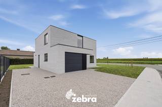 Deze instapklare nieuwbouwwoning bevindt zich op een rustige doch centrale ligging te Tielt (Meulebeke). De woning geniet van een uitstekende bereikbaarheid en ligt op wandel- en fietsafstand van diverse winkels, horeca, sportgelegenheid, openbaar vervoer, ...<br /><br />Op het gelijkvloers bevindt zich een inkomhal met gastentoilet, een open leefruimte met veel natuurlijk licht, een bureauruimte, een geïnstalleerde keuken, een wasplaats en een garage met automatische poort.<br /><br />Het eerste verdiep bestaat uit een nachthal, een apart toilet, een badkamer en 4 volwaardige slaapkamers.<br /><br />De buitenomgeving is voorzien van een ruime tuin met overdekt terras, een aangelegd pad rondom de woning en een oprit met voldoende parkeergelegenheid.<br /><br />Tot slot beschikt deze woning over vloerverwarming via een warmtepomp (lucht/water), 16 zonnepanelen met een totaal vermogen van 6960 Wattpiek, aluminium schrijnwerk, 2 regenwaterputten van 10.000 liter, ...<br /><br />Verkoop onder 21% BTW<br /><br /><strong>Ook wild geworden van deze thuis?<br />Twijfel niet langer en leg vandaag nog uw bezoek vast!</strong>