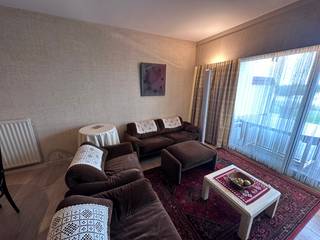 <strong>Residentie Negresco</strong><br /><br />Charmant gemeubeld appartement op de Wandeldijk in Het Zoute, genietend van een uitzonderlijk breed zeezicht. Dit appartement combineert hedendaags comfort met subtiele retro-accenten.<br /><br />Indeling: inkomhal, aparte, volledig uitgeruste keuken. Ruime en lichtrijke leefruimte met een prachtig panoramisch zicht op zee. Aan de achterzijde bevindt zich een afzonderlijke slaapruimte met stapelbed met een badkamer voorzien van een bad-/douchecombinatie.<br /><br />Het terras (+/-15m²) biedt een uniek uitzicht op de duinen en geeft directe toegang tot het strand, waardoor u optimaal kunt genieten van de unieke ligging aan zee.<br />In het gebouw is een conciërge aanwezig voor extra comfort en veiligheid.<br /><br />Beschikbaar vanaf 1/09/2026.<br /><br />Huurvoorwaarden:
<ul>
<li>Forfait algemene kosten €150</li>
<li>Provisie gas/water €25</li>
<li>Geen domicilie mogelijk</li>
<li>Tweedeverblijftaks ten laste van de huurder</li>
<li>Enkel privatieve verhuur, niet mogelijk via vennootschap</li>
<li>3 maand huurwaarborg</li>
<li>Kost plaatsbeschrijving 50/50</li>
<li>Nutsvoorzieningen op naam van de huurder</li>
<li>Huurdersverzekering verplicht</li>
</ul>
<p>Aarzel niet om een bezoek in te plannen om dit gezellige appartement te ontdekken.<br /><strong>Ref: GA718</strong></p>
