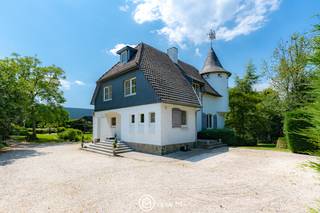 Welkom aan de Maastrichtersteenweg 269 in Hasselt.<br /><br />Unieke villa op een ruim perceel met parktuin nabij centrum Hasselt te koop.<br /><br />Stap binnen in deze charmante en ruime villa op een prachtig perceel van 24a71, waar karakter, comfort en volledige privacy samenkomen. Met haar parktuin, torenkamer en glazen uitbouw met panoramisch tuinzicht biedt deze woning een uitzonderlijke woonbeleving op een rustige ligging, vlak bij het centrum van Hasselt.<br />Troeven van deze villa te koop op een rij
<ul>
	<li><span>Perceel van 24a71 met aangelegde parktuin en boomgaard</span></li>
	<li><span>4 slaapkamers + extra multifunctionele ruimte</span></li>
	<li><span>Torenkamer met uniek karakter</span></li>
	<li><span>Lichtrijke leefruimte met parketvloer en open haard</span></li>
	<li><span>Glazen eetruimte met panoramisch zicht op de tuin, met airco &amp; verwarming</span></li>
	<li><span>Volledig uitgeruste keuken met granieten werkblad en kwalitatieve toestellen</span></li>
	<li><span>2 badkamers + apart gastentoilet</span></li>
	<li><span>Volledig onderkelderd met o.a. dubbele garage, wasplaats, wijnkelder, hobbyruimte en stockage</span></li>
	<li><span>Houten tuinberging, kiosk en open carports</span></li>
	<li><span>Ruime oprit met dubbele poort en veel parkeergelegenheid</span></li>
	<li><span>EK conform</span></li>
	<li><span>Asbestveilig</span></li>
	<li><span>Rustige ligging, dicht bij het centrum van Hasselt</span></li>
	<li><span>Mogelijkheid tot uitbreiding of bijbouw</span></li>
</ul>
Interesse in deze bijzondere villa in Hasselt?<br />Contacteer ons voor een bezoek en ontdek zelf de charme en het potentieel van deze unieke eigendom.<br /><br />Optie M vastgoed I carine@optie-m.be I 0478/41 58 70.<br /><br />Benieuwd naar de waarde van jouw woning? Neem vrijblijvend contact met ons op via bovenstaande gegevens, we helpen je graag verder.<br /><br />Stedenbouwkundige inlichtingen: VG, Wg, GVV, Gmo