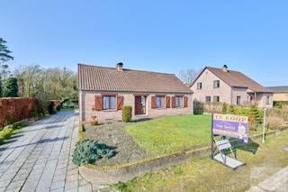 Deze charmante goed onderhouden woning uit de jaren 1980 is gelegen op een uitzonderlijk ruim perceel van maar liefst 2.500 m² in een bosrijke...