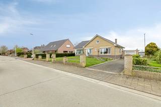 Deze charmante vrijstaande woning is gelegen op een ruim perceel van ca. 1.000 m² en biedt een aangename combinatie van ruimte, comfort...