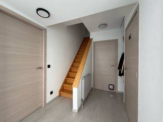 Prachtige instapklare woning in het hart van Oppuurs

Deze instapklare woning combineert comfort, energiezuinigheid en rust met een uitstekende ligging in het groene en gezellige Oppuurs.

Op het gelijkvloers vind je een inkomhal met apart toilet, een lichte en gezellige woonkamer en een recent gerenoveerde, moderne open keuken. De grote leefruimte zorgt voor een aangename en praktische woonomgeving.

Op de eerste verdieping bevinden zich een nachthal, 3 slaapkamers, een badkamer met regendouche en een handige berging/wasplaats.

De volledig afgesloten tuin is onderhoudsvriendelijk en beschikt over een zonnig terras, ideaal om rustig te genieten. Achteraan bevindt zich bovendien een dubbele garage, voorzien van een recent vernieuwde elektrische rolpoort.

Ook op vlak van energie en comfort heeft deze woning heel wat troeven. Zo beschikt ze over:

* zonnepanelen
* warmtepompen
* elektrische zonnewering
* elektrische rolluiken
* pelletkachel

De woning is dan ook bijzonder energiezuinig en duurzaam en biedt dankzij de verschillende voorzieningen een aangenaam wooncomfort in elk seizoen.

Ligging

De woning is gelegen in het rustige en centraal gelegen Oppuurs, een deelgemeente van Puurs-Sint-Amands. Dankzij de nabijheid van de N16, A12 en N17 zijn omliggende gemeenten en steden vlot bereikbaar.

Een kleuter- en lagere school bevindt zich op slechts 300 meter wandelafstand. De school is bereikbaar via een veilig wandelpad aan het einde van de doodlopende wijk.

Een ideale woning voor wie op zoek is naar een instapklare gezinswoning met 3 slaapkamers, garage, tuin én een uitstekende combinatie van rust, comfort en bereikbaarheid.

GEEN IMMO – rechtstreeks van eigenaar

📧 bieshuizen21@gmail.com
📱 0475 32 60 32