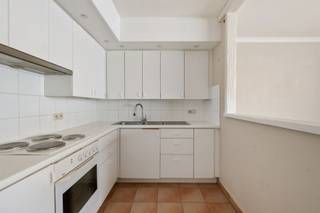 <p>Appartement spacieux et idéalement situé, comprenant 2 chambres, une terrasse et la possibilité d'un garage, dans l'une des plus belles avenues de Renaix.<br /><br />Cet appartement de qualité et solide bénéficie d'un emplacement de choix dans la très prisée avenue Fostier. Avec une surface habitable de 100 m², un agencement bien pensé et des pièces à vivre lumineuses, ce bien offre une expérience de vie agréable et confortable. De plus, vous bénéficiez d'une performance énergétique favorable (PEB A – 93 kWh/m²/an).<br /><br />AGENCEMENT :<br />Hall d'entrée, toilettes séparées, débarras pratique, pièce à vivre lumineuse et chaleureuse avec cuisine ouverte entièrement équipée. Il y a également 2 chambres spacieuses, toutes deux donnant accès à la terrasse orientée est, et une salle de bains dotée de tout le confort. Un débarras est également prévu. Un garage peut être acheté en supplément pour 25 000 €.<br />Cet appartement allie qualité, espace et emplacement exceptionnel au centre de Renaix, avec toutes les commodités à portée de main.<br /><br />À qui cet appartement est-il destiné ?<br />♦ Aux couples ou petites familles à la recherche d'un appartement spacieux et lumineux avec terrasse.<br />♦ À ceux qui souhaitent vivre confortablement dans un emplacement central et prisé.<br />♦ Pour les investisseurs à la recherche d'un bien immobilier de qualité et facile à louer.<br /><br />À vendre via Immo Beguin, votre expert immobilier depuis 2009. Avec des agences à Renaix, Waregem, Courtrai, Deinze, Tournai et Lessines.<br />✉️ info@immobeguin.be</p>