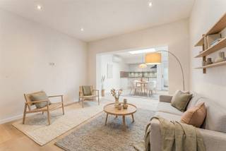 Instapklare woning nabij alle invalswegenDeze verzorgde en instapklare woning bevindt zich op een uiterst vlotte ligging, dichtbij alle belangrijke...