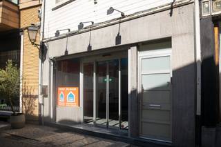<p><span>Dit handelspand is ideaal voor horecadoeleinden en bevindt zich op een toplocatie in een winkel- en wandelstraat, in het centrum van Tienen. </span></p><p><span>Het pand beschikt over een gezellige eetruimte met daarachtereen ruime keuken met voldoende bergruimte.</span></p><p><span>Er is een koelcel en een kelder. De koelcel heeft een oppervlakte van ongeveer 3.5 op 3 meter.</span></p><p><span> </span></p><p><span>Dankzij de centrale ligging geniet het pand van uitstekende visibiliteit en bereikbaarheid. </span></p><p><span>Een ideale opportuniteit voor ondernemers die op zoek zijn naar een handelsruimte met veel potentieel.</span></p><p><span> </span></p>
