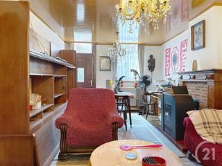 Te renoveren hoeve te koop!!Je komt de lichtrijke leefruimte meteen binnen. Verder heb je een ruime keuken, garage, 2 slaapkamers berging/wasplaats...