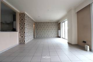 Bent u op zoek naar een appartement met twee slaapkamers en terras, in het centrum van Hamme?<br />Lees en kijk dan snel even verder!<br /><br />Dit appartement is ideaal gelegen, in het centrum van Hamme. Scholen, winkels en het openbaar vervoer zijn vlakbij (op wandelafstand). Dit appartement is gelegen op de tweede verdieping. Er is een gemeenschappelijke fietsenberging aanwezig op het gelijkvloers. <br /><br />Indeling: <br />Inkomhal. Lichtrijke leefruimte met rechtstreeks toegang tot de keuken. De keuken is geïnstalleerd met kasten en toestellen. Terras (aansluitend aan de keuken). Badkamer met douche, lavabomeubel en toilet. Tevens is er aansluiting voorzien voor het wasmachine en de droogkast in de badkamer. Twee slaapkamers waarvan één slaapkamer rechtstreeks toegang verleent tot het overdekte terras. <br /><br />Dit appartement is onmiddellijk beschikbaar. <br />Er zijn geen gemeenschappelijke kosten van toepassing. 