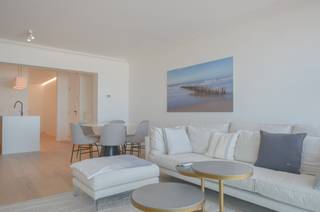 Stijlvol, recent gerenoveerd appartement met frontaal zeezichtDit prachtige appartement werd recent met oog voor detail en kwaliteit gerenoveerd. Ook...