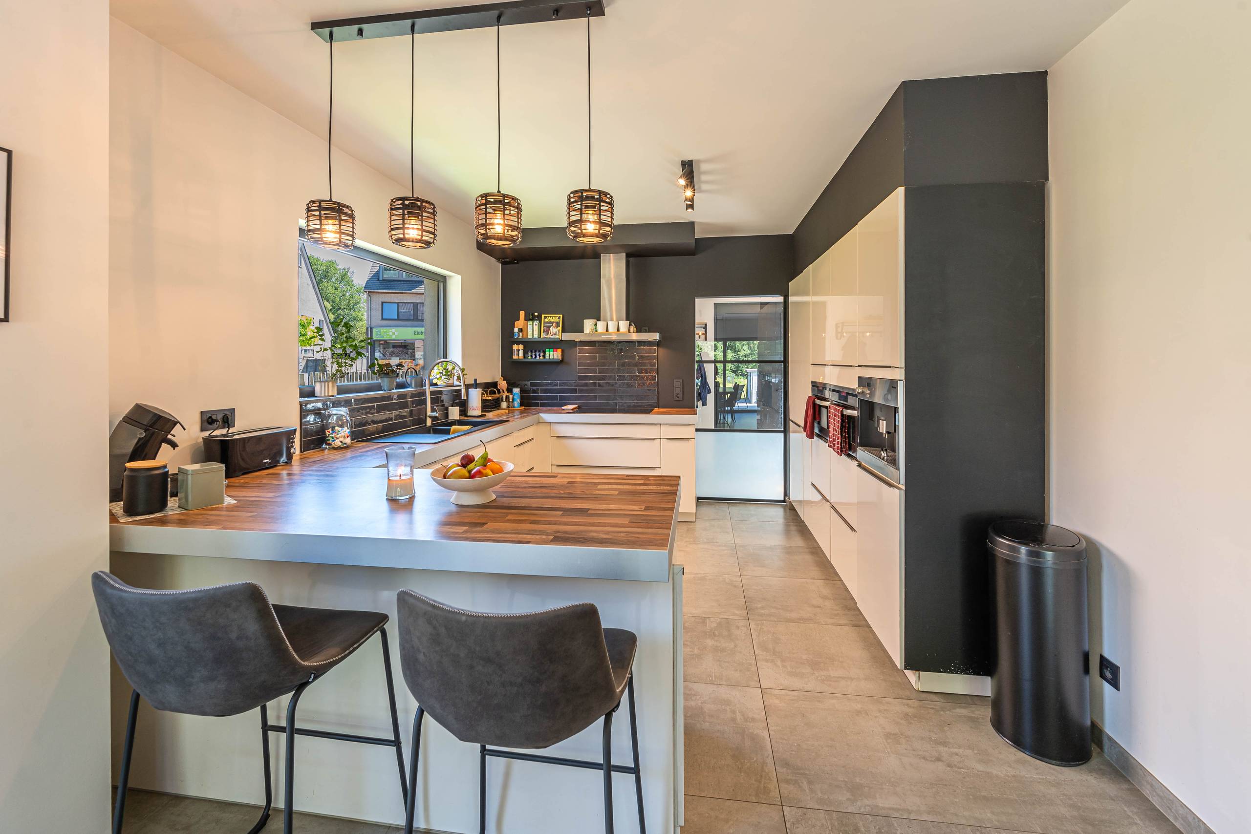 NZEB home: 4 bedrooms, 3 baths & green views - photo 5