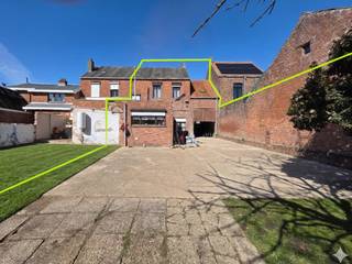 Welkom in de Hoog-Kallostraat 48, met NIEUWE TUIN, NIEUWE AANGEPASTE SITUATIE. <br /><br />Hier woon je rustig en groen, met de uitgestrekte Polders van Kruibeke en het station of tram 3 richting Antwerpen op korte afstand.<br /><br />De woning heeft een inpandige garage met doorgang naar de zeer ruime koer en achtertuin. <br /><br />Het huis is op dit moment verhuurd, de koper kan het huurcontract opzeggen met een opzegtermijn van 6 maanden als hij er zelf komt in wonen. <br /><br />Buiten geniet je van een zeer grote tuin, een zeldzame troef in deze buurt. <br /><br />Op het gelijkvloers verwelkomt een bijzonder ruime woonkamer je in een warm, lichtrijk geheel. De geïnstalleerde keuken met handige berging sluit perfect aan. Verder vind je een badkamer met zitbad en lavabo, en een afzonderlijk gastentoilet.<br /><br />Op de eerste verdieping wachten drie ruime slaapkamers, ideaal voor gezin of home-office. De zolder biedt bijkomende bergruimte en kan eventueel ingericht worden.<br /><br />Deze woning combineert ruimte, authenticiteit en bereikbaarheid in één harmonisch geheel. Perfect voor wie houdt van dorpssfeer, natuur en een vlotte connectie met Antwerpen. Ontdek de rust én de charme van deze bijzondere plek.<br /><br />Interesse om deze woning te bezoeken? Vul bij voorkeur eerst uw gegevens in via de contactknop en daarna contacteer ik u zo snel mogelijk.<br />Laurens Deprez 0496 20 64 64.