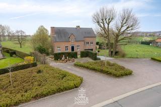 Dit landhuis met karakter geniet van een prachtig open zicht over de achterliggende weilanden.De woning is verrassend ruim ingedeeld over diverse...