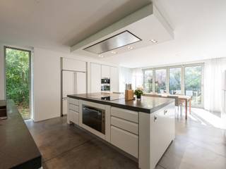 On the outskirts of Brussels, between the Bois du Wilder and the Scheutbos Park, this modern villa, designed by architect Jean-Paul Hermant...