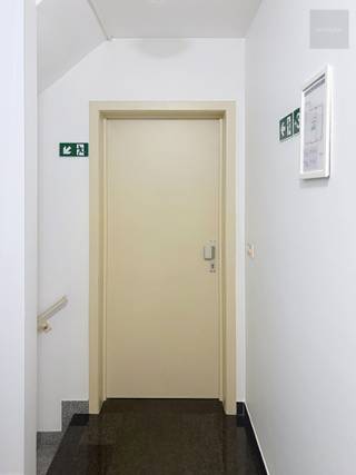 Knus en lichtrijk APPARTEMENT op de 3de verdieping met alle comfort bestaande uit : Inkom met apart toilet, lichtrijke living met klein aanpalend terras, volledig ingerichte keuken met alle apparaten, berging/wasplaats, badkamer met douche, ligbad en lavabomeubel, 1 slaapkamer en ondergrondse kelderberging ;<br /><br />- Op wandelafstand tussen centrum en station ;<br />- Zeer ruime parking voor de deur ;<br />- CV op aardgas met hoogrendementsketel ;<br />- Nabij openbaar vervoer, station, scholen, winkels, ..... ;<br />- Onmiddellijk beschikbaar ;<br />- EPC Label: B<br /><br />= Voor meer info of een bezoekje, gelieve ons kantoor in Waregem te contacteren aub - 056/60.33.66.