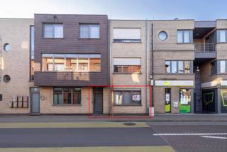 Gelijkvloers appartement (132m²) met 2 slaapkamers, terras, garagebox en privatieve kelderberging, gelegen in hartje centrum Nijlen!Indeling: aparte...