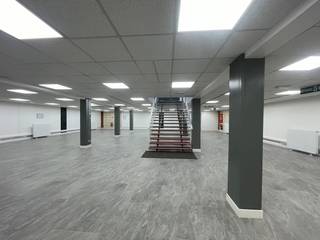 Cet immeuble de bureaux à louer entièrement rénové est situé dans la Kouterstraat, la principale rue commerciale de Temse, et bénéficie d'une visibilité et d'une accessibilité excellentes. L'emplacement combine une forte présence commerciale avec une connexion facile à la N16 (en direction de Saint-Nicolas et Malines) et à l'E17 (Gand — Anvers). Les magasins, les supermarchés, les restaurants, les transports en commun et les parkings sont accessibles à pied.La propriété comprend plus de 800 m² de bureaux et est prête à emménager. Le bâtiment a été entièrement rénové avec une attention particulière à la sécurité, au confort et à une finition de haute qualité.Surface :environ 800 m²Spécifications :- Système de détection d'incendie et de fumée (Sterkens Security)- Entretien annuel de la protection incendie (extincteurs, dévidoirs, éclairage de secours)- Installation électrique entièrement renouvelée et approuvée- Nouvelles portes d'entrée sécurisées et sortie de secours- Nouveaux plafonds suspendus (RAL 9010) avec éclairage LED (40 W)- Espaces de bureaux calmes et dotés d'une finition acoustique- Nouvelle cuisine équipée (env. 80 m²)- Installations sanitaires rénovées (femmes et hommes)- Nouvelle moquette de bureau au 1er étage- Conduits de câbles au rez-de-chaussée et au premier étage- Câblage de données CAT6S — connexion Internet rapide- Toit isolé avec revêtement de protection solaire- Monte-passagers et monte-charges- Chauffage central au gaz et à l'électricité avec compteurs séparés- Pompes à chaleur- 3 unités de climatisation au premier étageDisponibilité :Disponible immédiatement.Intéressé par ce bureau à louer à Temse ? Merci de nous contacter au 09 245 35 35 ou à business.gent@dewaele.com.