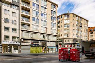 <p><span>In de Carnotstraat, vlakbij het Centraal Station en de Zoo, bevindt zich deze </span><span>lichtrijke studio</span><span> op een toplocatie in Antwerpen.</span></p><p><span> </span></p><p><span>De studio is </span><span>praktisch ingedeeld</span><span> met een open leef- en slaapruimte, waar de grote ramen zorgen voor een aangename lichtinval. Aansluitend bevindt zich de kitchenette. Verder is er een badkamer met douche, lavabo en toilet. Met een </span><span>EPC-label B </span><span>is deze studio bovendien energiezuinig.</span></p><p><span> </span></p><p><span>Momenteel verhuurd, maar </span><span>vrij per 1/5/2026.</span></p><p><span> </span></p><p><span>Indeling</span></p><p><span>-leef- en slaapruimte</span></p><p><span>-kitchenette</span></p><p><span>-badkamer met douche, lavabo en toilet</span></p><p><span> </span></p><p><span>Algemeen gebouw</span></p><p><span>lift aanwezig</span></p><p><span> </span></p><p><span>Troeven</span></p><p><span>-topligging vlakbij Centraal Station en Zoo</span></p><p><span>-veel lichtinval</span></p><p><span>-EPC B</span></p><p><span>-ideaal als investering of eigen woonst</span></p><p><span> </span></p><p><span>Ben jij geïnteresseerd in deze studio vlakbij centrum Antwerpen, ben je op zoek naar ander vastgoed of wens je de waarde van jouw eigendom te kennen? Dan ben je bij BOLT immo aan het juiste adres! Wij helpen jou graag verder.</span></p>