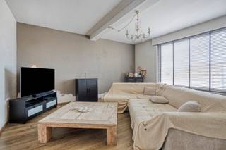 Deze unieke woonst vinden we terug aan de Morkhovenseweg in Herentals-Morkhoven. Door de centrale ligging en de nabijheid van de E313 heeft de woning een zeer goede bereikbaarheid en verbinding naar de omliggende steden en gemeenten. Verder bevinden andere faciliteiten zoals scholen, openbaar vervoer of ontspanning zich ook op korte afstand.<br /><br />Beschrijving:<br />We betreden de woning via de inkomhal die toegang geeft tot de ruime leef- en eetruimte. Aanpalend bereiken we de volledig uitgeruste keuken dewelke uitzicht geeft op het overdekte terras. Achterliggend is er een ruime berging, voorzien van ingemaakte kasten en de nodige aansluitingen voor was- en droogmachine. Verder biedt het gelijkvloers ons nog een gastentoilet en een ruime en droge voorraadkelder.<br /><br />De eerste verdieping beschikt over 2 ruime slaapkamers, beide voorzien van airco, alsook een badkamer uitgerust met douche, ligbad, toilet en dubbele wastafel. De zolderverdieping, bereikbaar met een vaste trap zorgt voor nog een uitzonderlijk ruime slaapkamer met aansluitend een badkamer dewelke is voorzien van ligbad, toilet en wastafel. Een zolderruimte als extra opbergruimte maakt deze woning compleet.<br /><br />De gezellige zuid-oost georiënteerde tuin bezit heel wat troeven. Waaronder een overdekt terras, een tuinberging en dubbele carport alsook een verwarmd zwembad. Dankzij al deze elementen is het hier heerlijk vertoeven.<br /><br />Extra:<br />- Gunstig EPC-label: C<br />- Asbestveilig en conforme elektriciteit<br />- Rolluiken, zonnepanelen en airco aanwezig<br /><br />Voor meer info of een bezoek contacteer ons via info@vastengoed.be of via 014/72 73 74.<br /><br />Wenst u een gratis schatting van uw eigendom? Contacteer ons via 014/72 73 74.