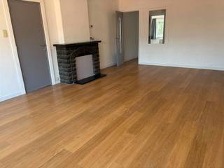 Dit appartement is gelegen in de residentiële Regelsbruggestraat in Aalst, op de eerste verdieping in een kleinschalige residentie. Er is een ruime inkomhal (ruimte voor vestiaire), een lichtrijke woonkamer met aansluitend terras, een splinternieuwe keuken met berging, twee ruime slaapkamers (waarvan eentje met terras), een badkamer en een toilet. In de prijs is ook een extra berging begrepen in de kelderverdieping van het gebouw. Er is overal dubbel glas (PVC) en de verwarming is op aardgas. Er is geen externe syndicus aanwezig en ook geen lift, waardoor de gemeenschappelijke kosten zeer laag zijn.