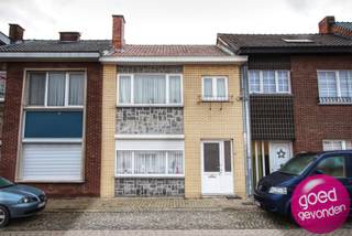 Centraal gelegen gezinswoning met 3 slaapkamers, 2 leefruimtes en een grote zonnige tuin met 2 terrassen, uitstekend gelegen op wandelafstand...