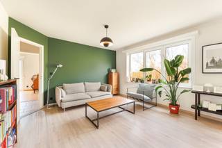 <p>In Residentie Zwaluwenhof op de grens van Hoboken en Hemiksem vinden we dit instapklaar appartement terug op de vierde verdieping van dit gebouw, opgericht in 1995. Het dak van dit gebouw werd recent nog bijgeïsoleerd. De maandelijkse kosten bedragen 123€/maand (syndicus, blokpolis, onderhoud algemeen, minuterie, lift, privatief water). Per maand wordt er ook 51,9€ gespaard in het reservefonds. Gelijkvloers is er een inpandige staanplaats verplicht mee aan te kopen voor 9.000 €.</p><p>Via de lift bereiken we dit aangename appartement met een praktische inkomhal met mogelijkheid om jassen en schoenen op te bergen. De leefruimte met open keuken baadt in het licht dankzij de vele grote ramen. De keuken is volledig uitgerust met oven, microgolf, elektr. kookplaat, dampkap, 1,5 spoelbak en vrijstaande koel- en vrieskast. Het werkblad is in laminaat. Naast de keuken vinden we een terrasje terug.</p><p>De leefruimte zelf is op laminaat en beschikt aan de ene zijde over een praktische berging. Hier vinden we ook de elektrische installatie (conform!) en de warmwaterboiler terug en de aansluiting voor wasmachine en droogkast. Via de nachthal is er toegang tot een zeer ruime master op laminaat. De tweede slaapkamer is ook voldoende ruim en voorzien van een rolluik. Er is een afzonderlijk toilet aanwezig met handenwasser. De badkamer tenslotte is voorzien van douche in bad en een ruim lavabomeubel met extra kastruimte.</p><p>Plan snel uw bezoek op dit prachtig appartement.</p>