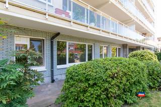<p><span>HOBOKEN | INSTAPKLAAR GELIJKVLOERSAPPARTEMENT (ca. 77m²) MET TWEE SLAAPKAMERS, KELDER EN AUTOSTAANPLAATS | EPC 317 |</span></p><p><span>Indeling als volgt : inkomhal met vestiairekast - eenvoudig geïnstalleerde keuken - leefruimte op parket - nachthal met ingebouwde garderobekast en gastentoilet - badkamer met ligbad/douche en aansluiting wasmachine - 2 slaapkamers. </span></p><p><span>Gemeenschappelijke kost : ca. 350 EUR/maand (verwarming, koud/warm water, beheer, minuterie, blokpolis, ...)</span></p><p><span> </span></p><p><span>Extra troeven :</span></p><p><span>- Elektrische installatie conform het AREI</span></p><p><span>- Overal dubbele beglazing en rolluiken</span></p><p><span>- Private kelderberging inbegrepen</span></p><p><span>- Private autostaanplaats inbegrepen</span></p>