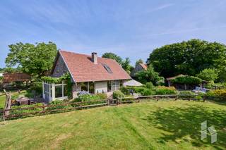 Prachtige, uniek gelegen hoeve met stallen en loods op perceel van circa 16.615m² .Te midden van groen en met een adembenemend zicht ligt deze...