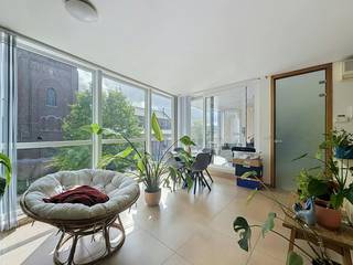 Appartement met 1 slaapkamer gelegen in het hartje van Kuurne op wandelafstand van supermarkt, winkels, school... <br />Het appartement beschikt over een zuidgericht terras en is volledig instapklaar.<br /><br />Indeling:<br />2°V.: inkomhal met apart toilet - volledig uitgeruste open keuken (dubbele spoelbak, combi oven/microgolf, koelkast met apart diepvriesvak , keramische kookplaat, dampkap en vaatwas) - berging met aansluiting voor een wasmachine - lichtrijke en ruime leefruimte - slaapkamer in tegelvloer met aansluitend de badkamer (lavabomeubel en douche) - terras.<br /><br />Algemeen: <br />- gemeenschappelijke kosten: €35/maand<br />- zonnig en ruim terras<br />- hartje Kuurne<br />- dichtbij invalswegen<br /><br />Vraag snel je bezoek aan via www.dewaele.com