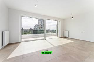 Ontdek dit prachtig 2-slaapkamerappartement, ideaal gelegen in de moderne residentie Roelevard in Roeselare. Bij het binnenkomen wordt u verwelkomd in een verzorgde inkomhal die toegang biedt tot de verschillende ruimtes.<br /><br />De lichtrijke leefruimte vormt het hart van het appartement en sluit naadloos aan op een open, hedendaagse keuken. Dankzij de grote raampartijen geniet u hier van een overvloed aan natuurlijk licht, wat bijdraagt aan een aangenaam en ruimtelijk gevoel.<br /><br />Het appartement beschikt over twee volwaardige slaapkamers, perfect als hoofdslaapkamer en extra kamer voor kinderen, bureau of hobbyruimte. De badkamer is praktisch en comfortabel ingericht, afgestemd op de noden van vandaag.<br /><br />Een absolute troef is het zuidgerichte terras, waar u volop kan genieten van zon en rust, ideaal om te ontspannen na een drukke dag.<br /><br />De residentie zelf onderscheidt zich door haar kwalitatieve afwerking en hedendaagse architectuur, met oog voor energiezuinigheid en wooncomfort. Bovendien bevindt u zich op een strategische locatie in Roeselare, met vlotte verbindingen naar invalswegen, winkels, scholen en openbaar vervoer. Mogelijkheid van bijhuren van een ondergrondse garage voor 70€/maand.<br /><br />Bovendien is het appartement aangesloten op het warmtenet, wat zorgt voor een energiezuinige verwarming en bijzonder lage verbruikskosten.<br /><br />Kortom, een instapklaar appartement dat comfort, licht, energie-efficiëntie en een uitstekende ligging perfect combineert.<br /><br />Huurprijs= 770€ + 75€ syndic + 70€ garage = 915€