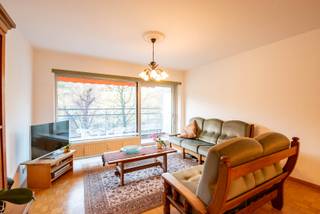 Dit appartement is gelegen in een rustige en residentiële buurt met een vlotte bereikbaarheid. Openbaar vervoer bevindt zich op wandelafstand en ook scholen zijn in de nabije omgeving aanwezig. De locatie biedt een ideale combinatie van rust en praktisch wooncomfort.<br />Het aangename appartement van ca. 85 m² bevindt zich op de tweede verdieping van een verzorgd residentieel gebouw. Via de inkomhal met ingemaakte vestiairekast betreed je de verschillende ruimtes van het appartement. De leefruimte is voorzien van een parketvloer, de keuken is functioneel ingericht, de badkamer is voorzien van een ligbad en een lavabomeubel. Verder beschikt het appartement over twee slaapkamers en twee ruime terrassen met een aangenaam uitzicht op het groen. De maandelijkse provisie voor de algemene onkosten bedraagt €235.<br />EPC: 104 kWh/m²