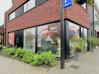 <p><strong><span>DAKRUBBER SCHOTEN BLIJFT OPEN EN VERHUIST NAAR EEN ANDERE LOCATIE IN SINT JOB!<br /><br />Recente handelsruimte van ca. 88 m² op toplocatie in het centrum van Sint-Job-in-’t-Goor.</span></strong><span> Gelegen op de hoek van de Handelslei en een insteekweg, tegenover de parking van Aldi en Kruidvat en met een openbare parking achteraan. Dankzij de grote raampartijen en brede etalage geniet de ruimte van een uitstekende visibiliteit. De grotendeels rechthoekige handelsruimte beschikt over een aparte berging/kitchenette en toilet. Inclusief 2 achterliggende autostaanplaatsen. E-peil: 76.<br />BESCHIKBAAR 01/05/2027 of vroeger bespreekbaar.<br /></span></p>