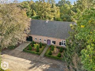 Op een uitstekende locatie te Keerbergen bevindt zich deze karaktervolle hoevewoning met 3 slaapkamers, een ruime garage en een geheel aangelegde tuin op een perceel van 1836 m². De woning combineert een aangename, groene omgeving met een centrale ligging nabij het centrum, winkels, scholen, sportfaciliteiten en het openbaar vervoer.<br /><br />We betreden de woning via de inkomhal met vestiairemogelijkheden en een apart gastentoilet. De aangename, lichtrijke leefruimte authentieke open haard biedt volop mogelijkheden om een gezellige zithoek en een aparte eetplaats in te richten. Aansluitend bevindt zich een aparte kamer die naar eigen wens ingericht kan worden als bureau, leeshoek of speelhoek. De praktische keuken is voorzien van de voornaamste toestellen en kijkt uit op de geheel aangelegde, zuid-georiënteerde tuin waarin u steeds in alle rust en privacy kan te genieten van het mooie weer. Verder vinden we op het gelijkvloers de master bedroom, een badkamer met douchebad en dubbele lavabo, een wasplaats met bergruimte en een ruime inpandige garage. De nachthal op de eerste verdieping geeft ons toegang tot 2 ruime slaapkamers, een aparte toilet en de tweede badkamer de welke is uitgerust met een douchebad en een lavabo. Als extra troef beschikt de woning ook over een ruime zolder die, mits verdere afwerking, perfect kan worden ingericht als 2 bijkomende slaapkamers en eventueel een extra badkamer. De woning werd geheel nieuw opgebouwd in 1975 met gebruik van heel wat authentieke materialen uit de 18de en 19de eeuw (witte kruisvensters, balken in de woonkamer, schouwbalk, voordeur, dorpels).<br /><br />U bent verplicht deze woning binnen de 6 jaar na aankoop grondig energetisch te renoveren tot minimum EPC-label D.  <br /><br />Dit is een uitstekende opportuniteit voor wie op zoek is naar een karaktervolle woning met 4 slaapkamers, een ruime tuin en een gunstige ligging nabij het centrum van Keerbergen. Contacteer ons voor meer informatie op 0479/47.09.61 of neem een kijkje op www.boonstravastgoed.be.<br /><br />Bijzonderheden:<br />- 3 slaapkamers<br />- Uitstekende locatie<br />- Veel mogelijkheden